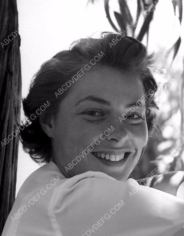 Ingrid Bergman outdoors portrait 8b20-13696