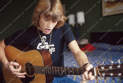 Andy Gibb practices with his guitar 8b20-13711