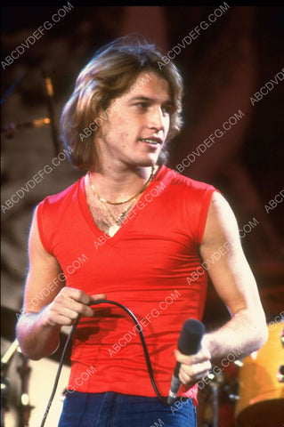 Andy Gibb with the microphone on stage 8b20-13731