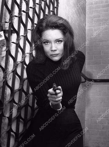 Diana Rigg with pistol TV The Avengers 8b20-14061