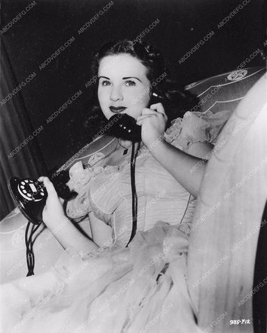 Deanna Durbin makes quick telephone call 8b20-14338