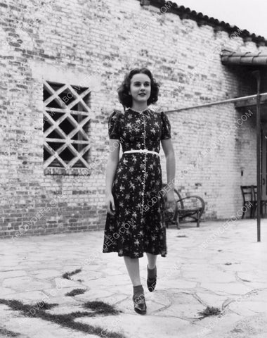 Deanna Durbin outdoors pic 8b20-14341