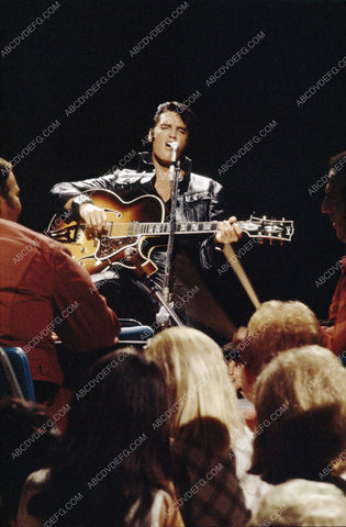 Elvis Presley singing live on stage 8b20-14546