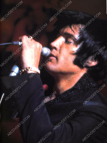Elvis Presley singing into the microphone 8b20-14571