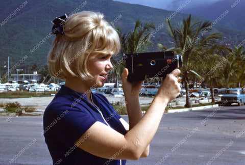 candid Doris Day using her home movie 8mm camera 8b20-14602