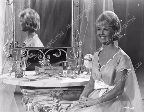 Doris Day at her makeup table 8b20-14620