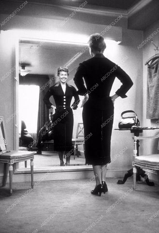 Doris Day getting ready in the mirror 8b20-14623