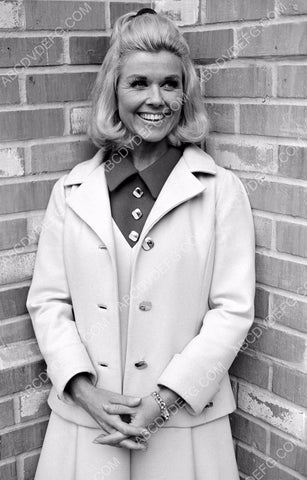Doris Day outdoors portrait 8b20-14634