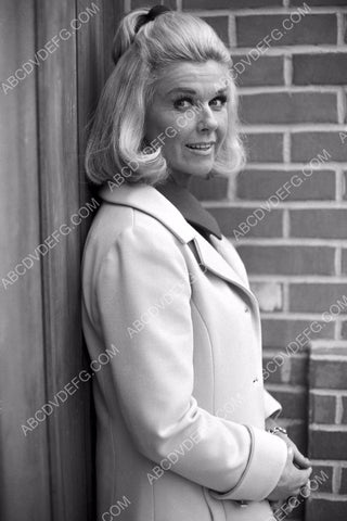 Doris Day outdoors portrait 8b20-14635