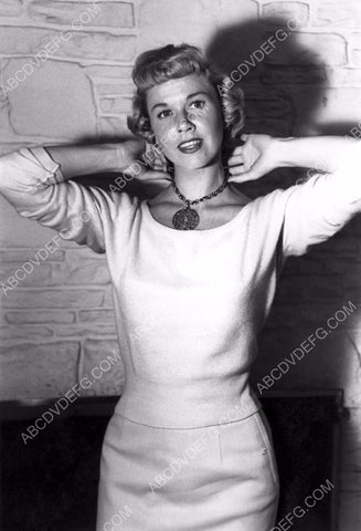 Doris Day adjusting her medallion 8b20-14640