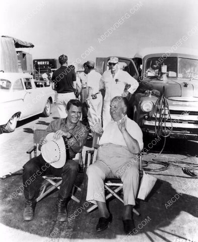 cool candid Cary Grant talking with Alfred hitchcock 8b20-14702