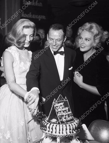 Lauren Bacall Frank Sinatra Kim Novak cut birthday cake 8b20-14972