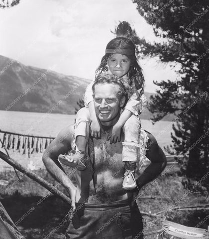 great candid Charlton Heston behind the scenes 8b20-15001