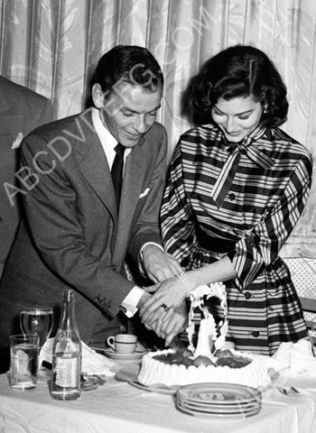 Frank Sinatra Ava Gardner cutting wedding cake 8b20-15125