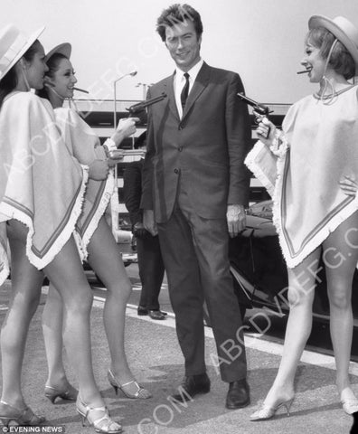 Clint Eastwood surrounded by babes with guns 8b20-15132