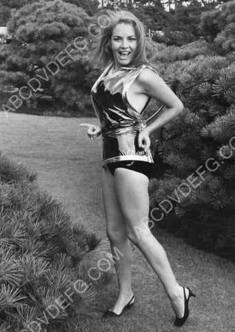 Karin Dor posing out in the garden 8b20-15174