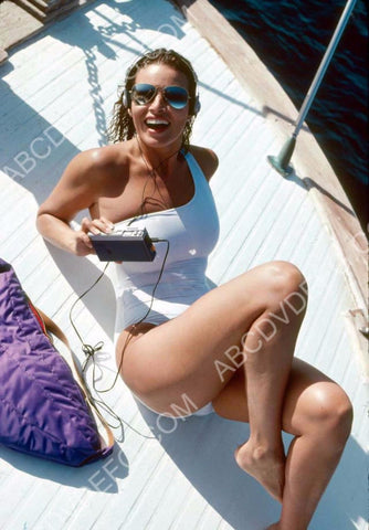 beautiful Raquel Welch does some sunbathing 8b20-15230