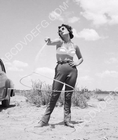 Elizabeth Taylor working on her rope tricks 8b20-15358