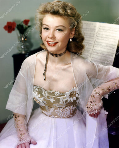 Vera-Ellen at the piano 8b20-1540