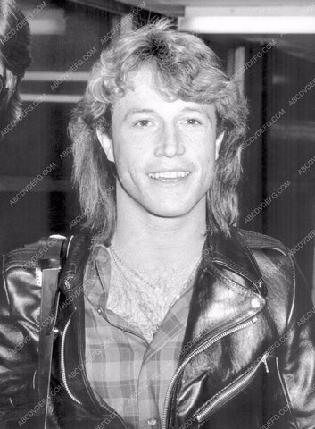 candid Andy Gibb on the go 8b20-15603