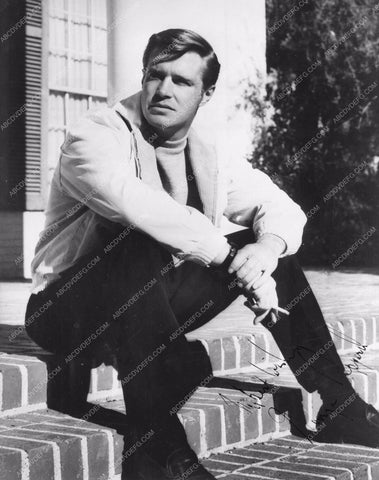 George Peppard sitting on the steps 8b20-15683