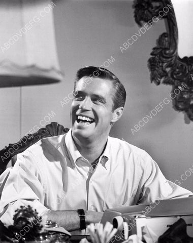 George Peppard at the typewriter 8b20-15692