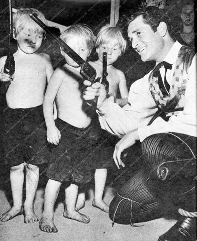 Hugh O'Brian shows off pistols on set TV Wyatt Earp 8b20-15795