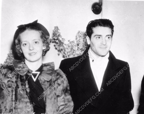 candid Bette Davis and Francis Lederer I think 8b20-16258