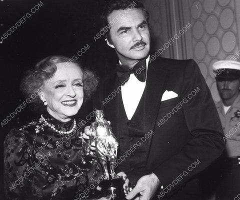 great candid Bette Davis w some award and Burt Reynolds 8b20-16277