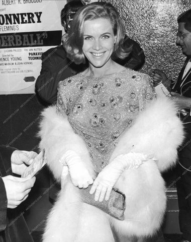 beautiful Honor Blackman at the James Bond film Thunderball premiere 8b20-16947