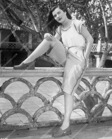 Ella Raines in the outdoors 8b20-16971
