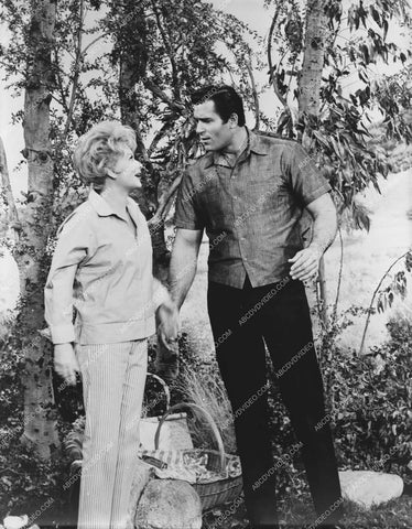 Lucille Ball runs into Clint Walker 8b20-17211