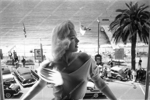 beautiful Diana Dors looking out over the beach 8b20-17309