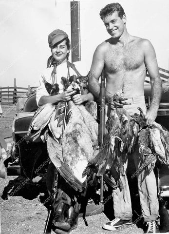 Gail Russell and Guy Madison come back from goose and duck hunting 8b20-17406