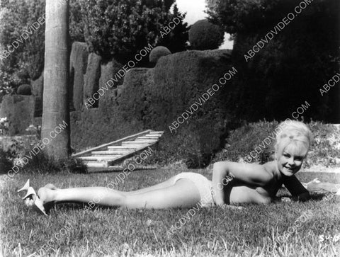 sexy and bare Elke Sommer does some sunbathing 8b20-17466