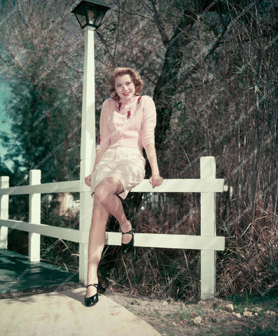 beautiful Grace Kelly in the outdoors 8b20-17586