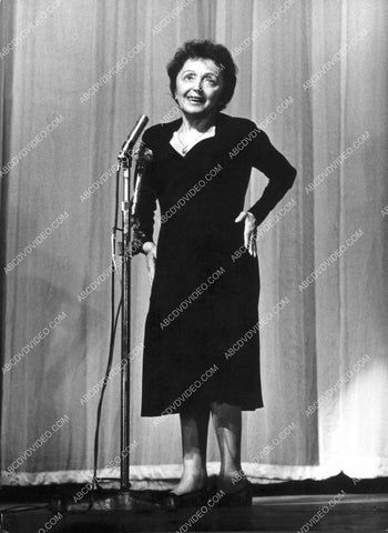 Edith Piaf on stage 8b20-17740