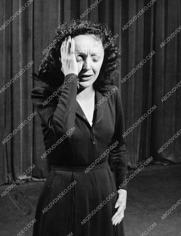 Edith Piaf performing on stage 8b20-17751