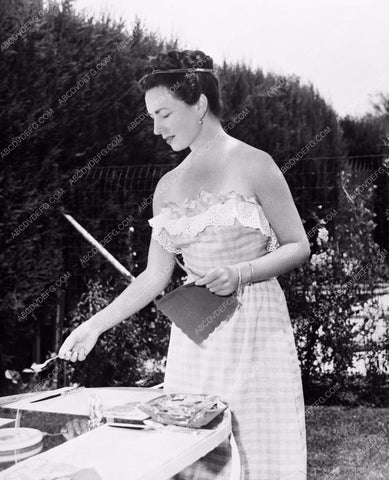 Agnes Moorehead summer wear and picnic time in the back yard 8b20-1775