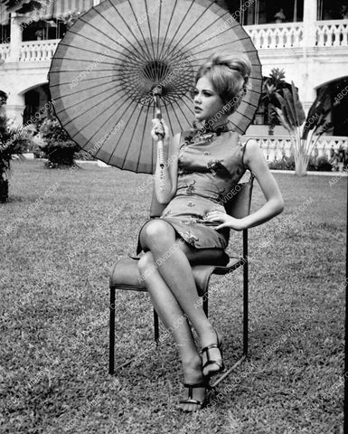 Hayley Mills sitting down w a parasol 8b20-18101