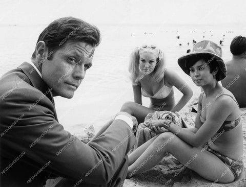 Jack Lord and two bikini beauties TV Hawaii Five-O 8b20-18129