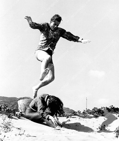 Jack Lord playing on the beach 8b20-18132