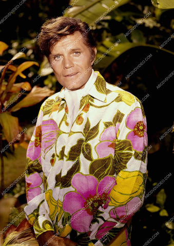 Jack Lord in groovy Hawaiian shirt 8b20-18135
