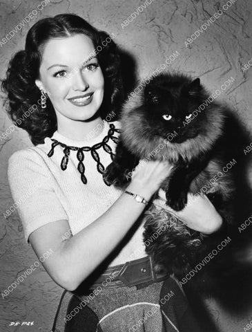Dorothy Hart posing with her cat 8b20-18166