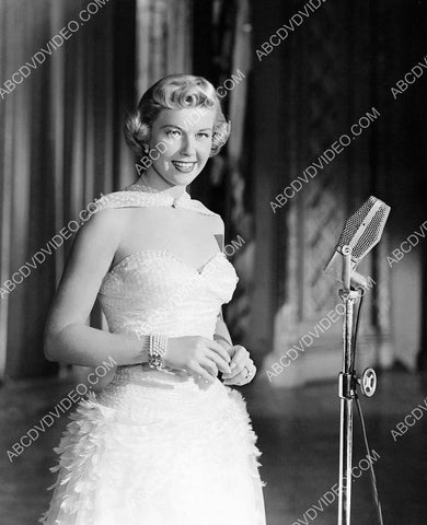Doris Day step up to the microphone 8b20-18195