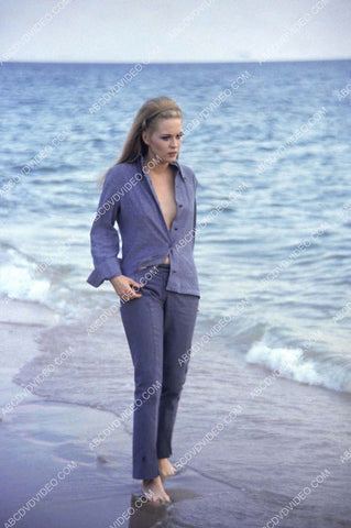 Faye Dunaway walking on the beach 8b20-18340