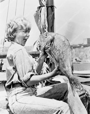 Hayley Mills and a big fish 8b20-18428