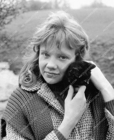 Hayley Mills posing w a kitten 8b20-18466