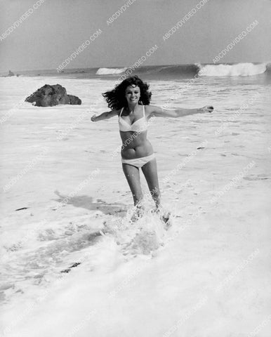 Jacqueline Bisset playing in the surf 8b20-18526