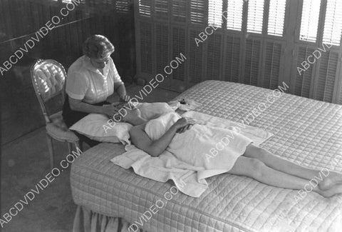 Martha Hyer getting a massage 8b20-18795